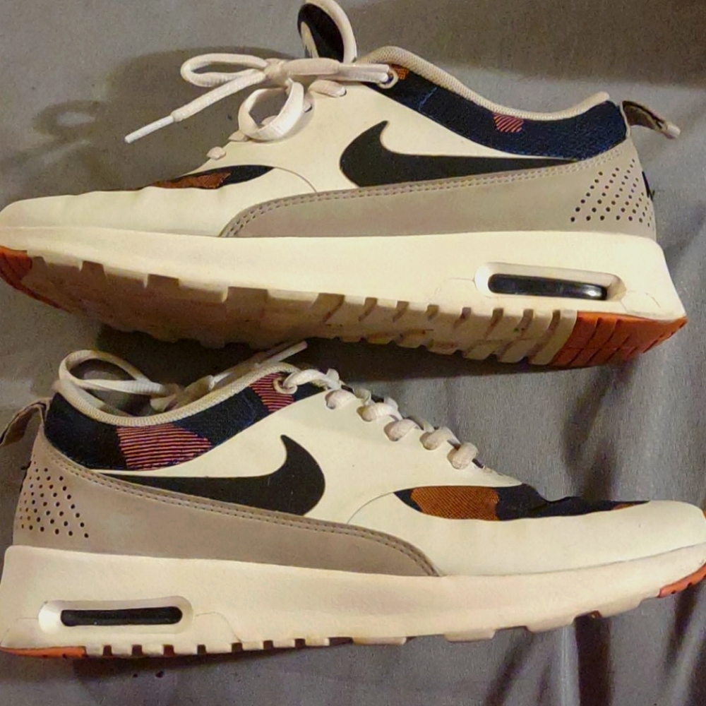 Nike Thea Sneakers